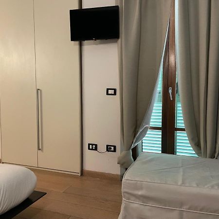 Elegante Camera Matrimoniale Con Balcone A 500 Mt Dal Mare Марина-ди-Каррара Экстерьер фото