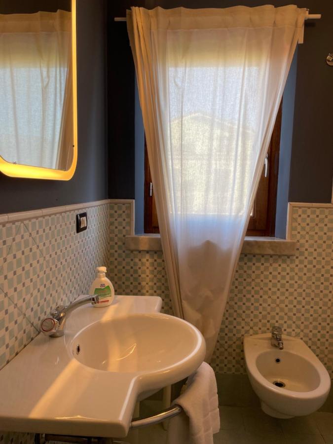 Elegante Camera Matrimoniale Con Balcone A 500 Mt Dal Mare Марина-ди-Каррара Экстерьер фото