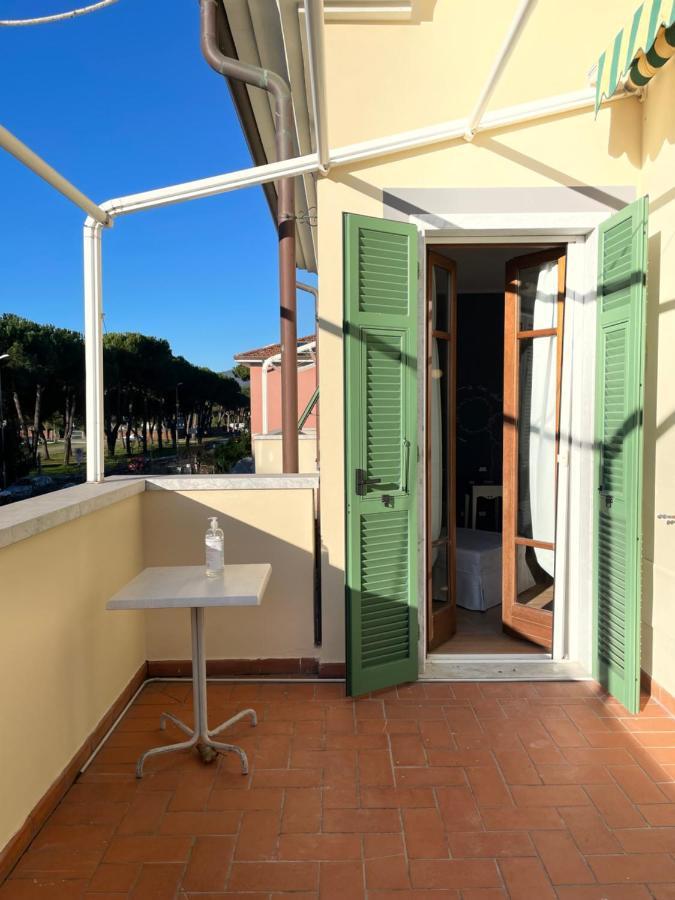 Elegante Camera Matrimoniale Con Balcone A 500 Mt Dal Mare Марина-ди-Каррара Экстерьер фото